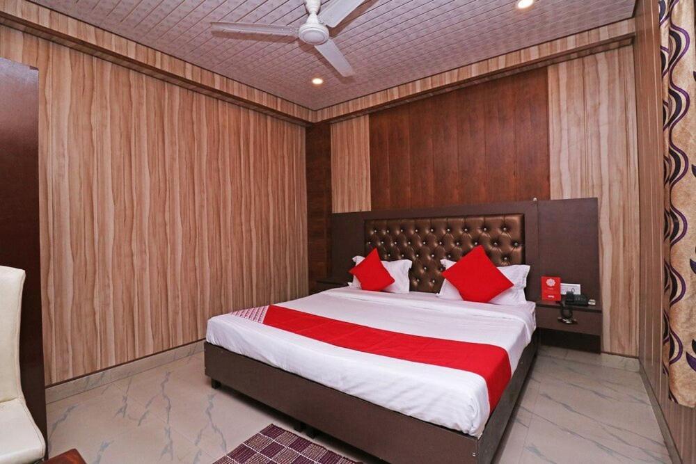 Airport Hotel Runway Ню Делхи Екстериор снимка