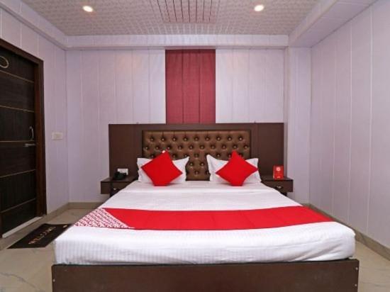 Airport Hotel Runway Ню Делхи Екстериор снимка