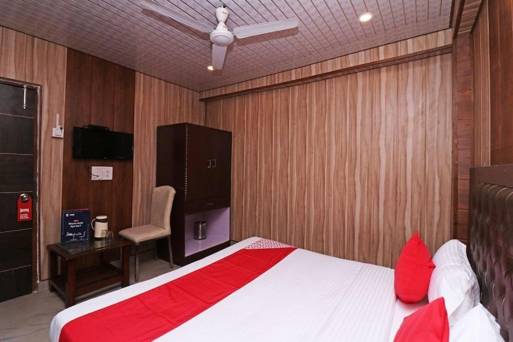 Airport Hotel Runway Ню Делхи Екстериор снимка