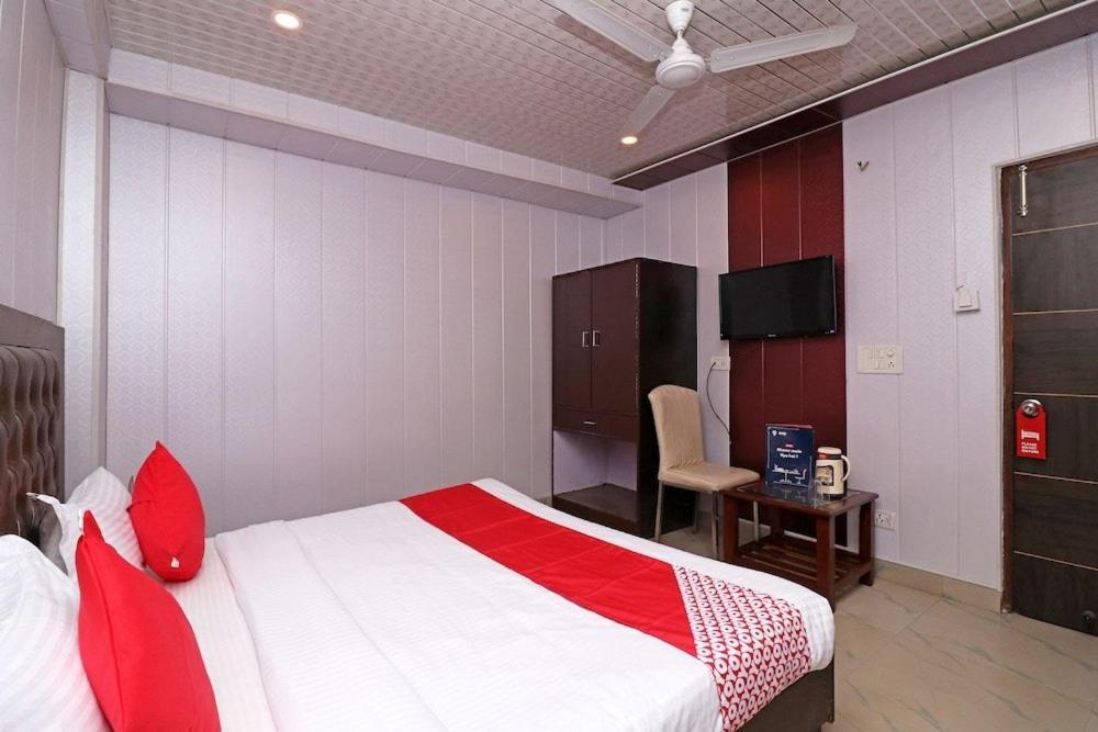 Airport Hotel Runway Ню Делхи Екстериор снимка
