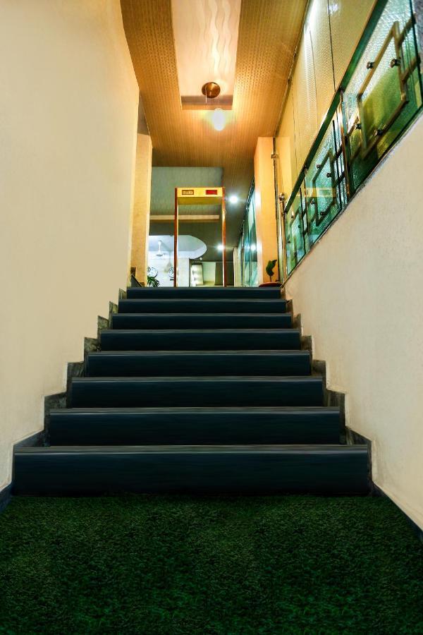 Airport Hotel Runway Ню Делхи Екстериор снимка