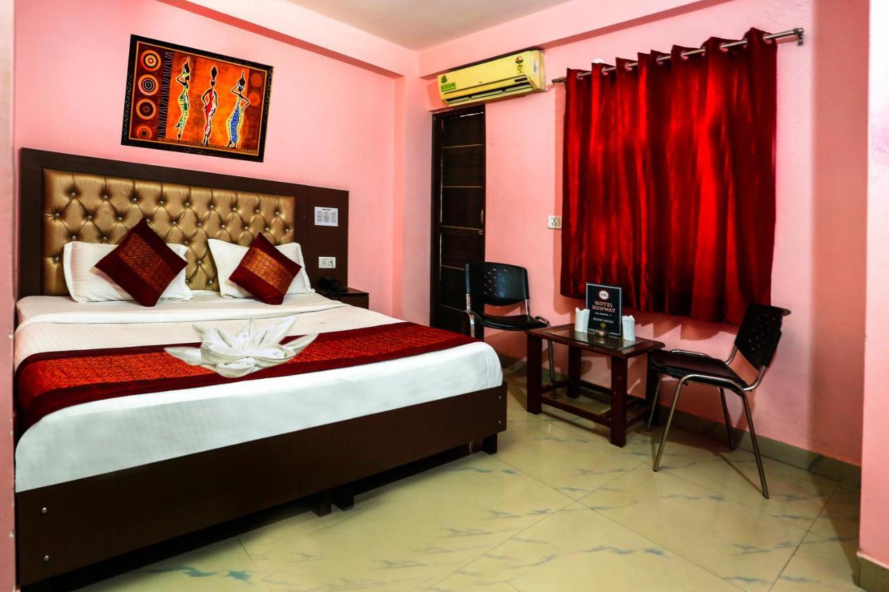 Airport Hotel Runway Ню Делхи Екстериор снимка