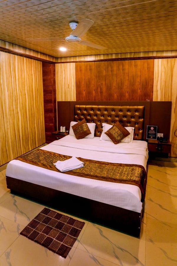 Airport Hotel Runway Ню Делхи Екстериор снимка
