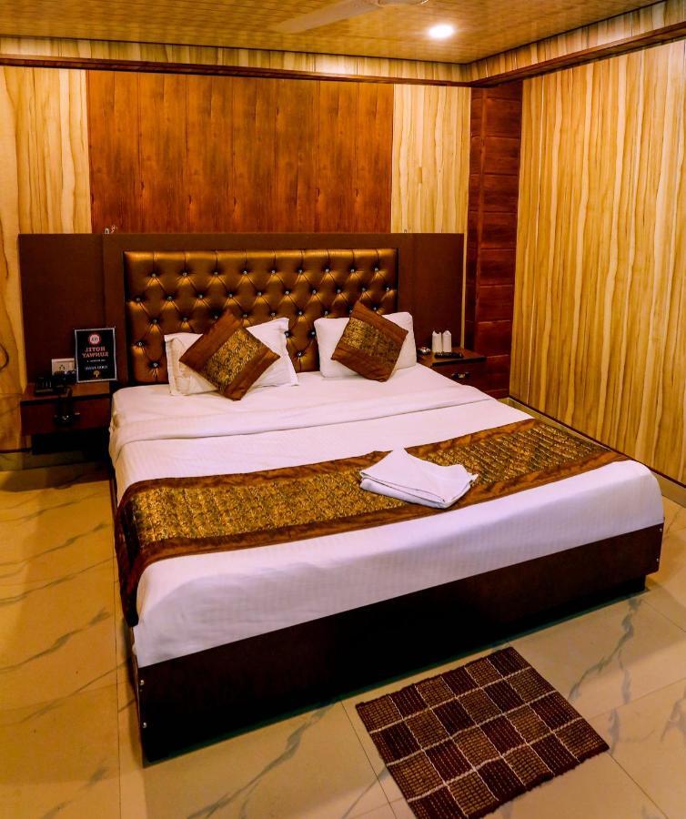 Airport Hotel Runway Ню Делхи Екстериор снимка